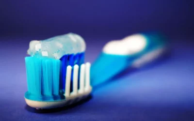 ¿Deberías evitar las pastas dentales con flúor? Aquí te damos las razones